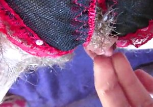 Hairy pussy hottie rubbing her clit up close here