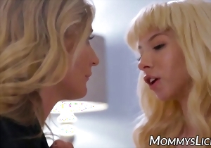 Cute blondes hotties kiss and fuck in the bedroom